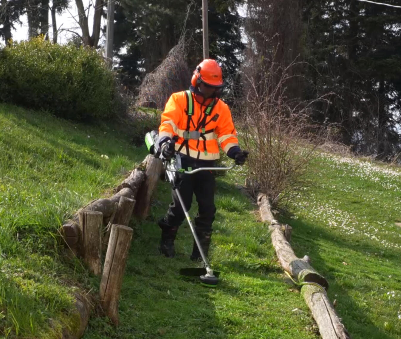 Partnership sponsorizzata da: EGOPowerPlus #adv EGO Power+ porta gli utensili da giardinaggio a batteria a un livello professionale grazie alle sue batterie Arc Lithium da 56V. In questo video metto alla prova il decespugliatore a doppia impugnatura BCX450